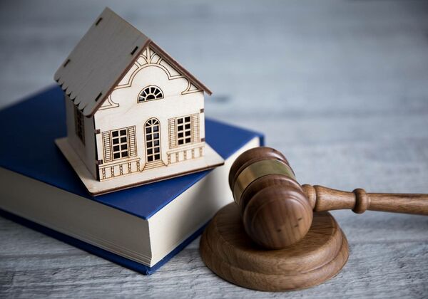 Richterhammer neben einem Hausmodell