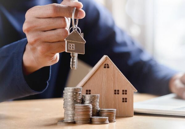 Makler übergibt den Schlüssel