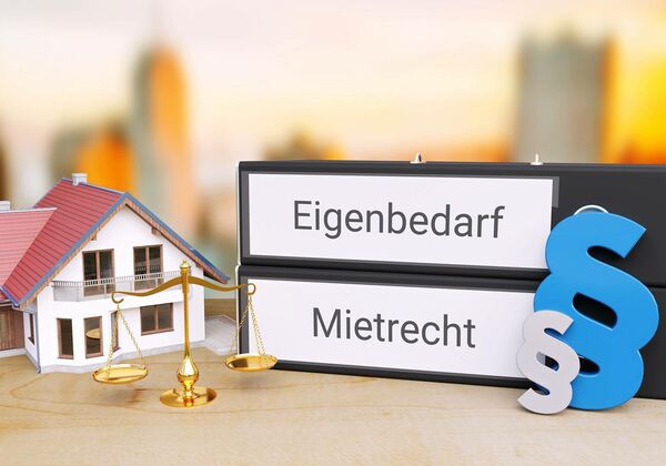 Eigenbedarf und Mietrecht auf einem Ordner
