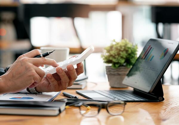 Jemand bedient einen Taschenrechner