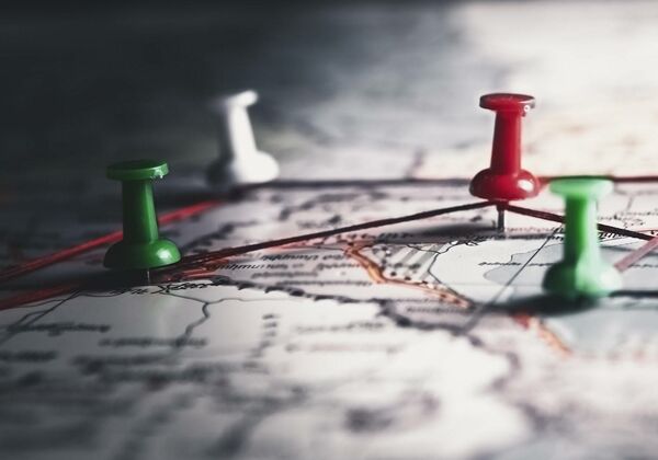 Pinstecker in einer Karte