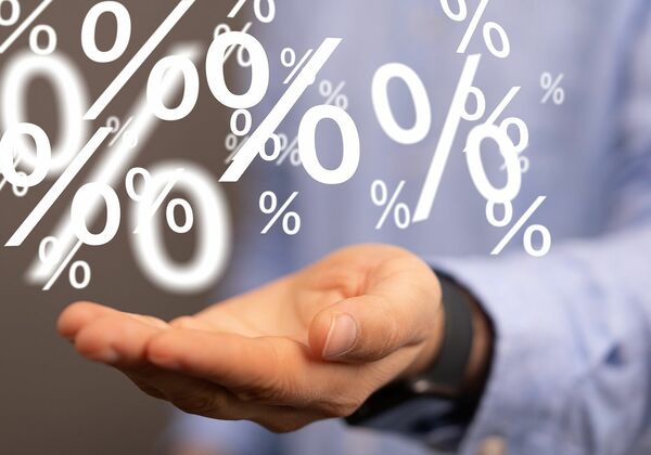 Prozente schweben über einer Hand
