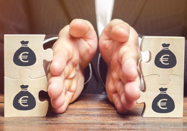 Vermögen wird durch eine Hand getrennt