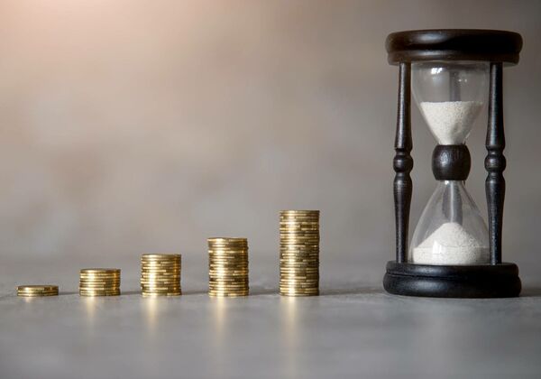 Steigender Münzenberg und Sanduhr