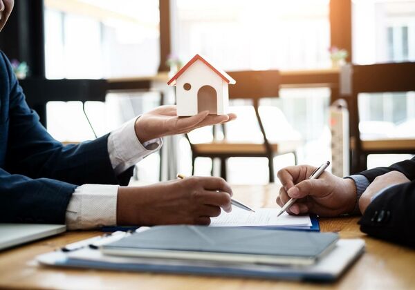 Vertragsunterschrift beim Hauskauf