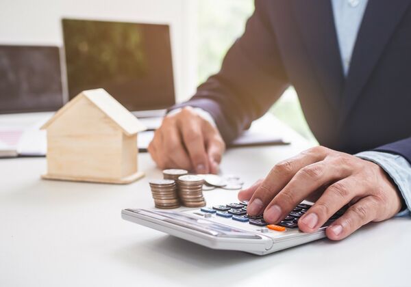 Taschenrechner, Geld und ein Haus