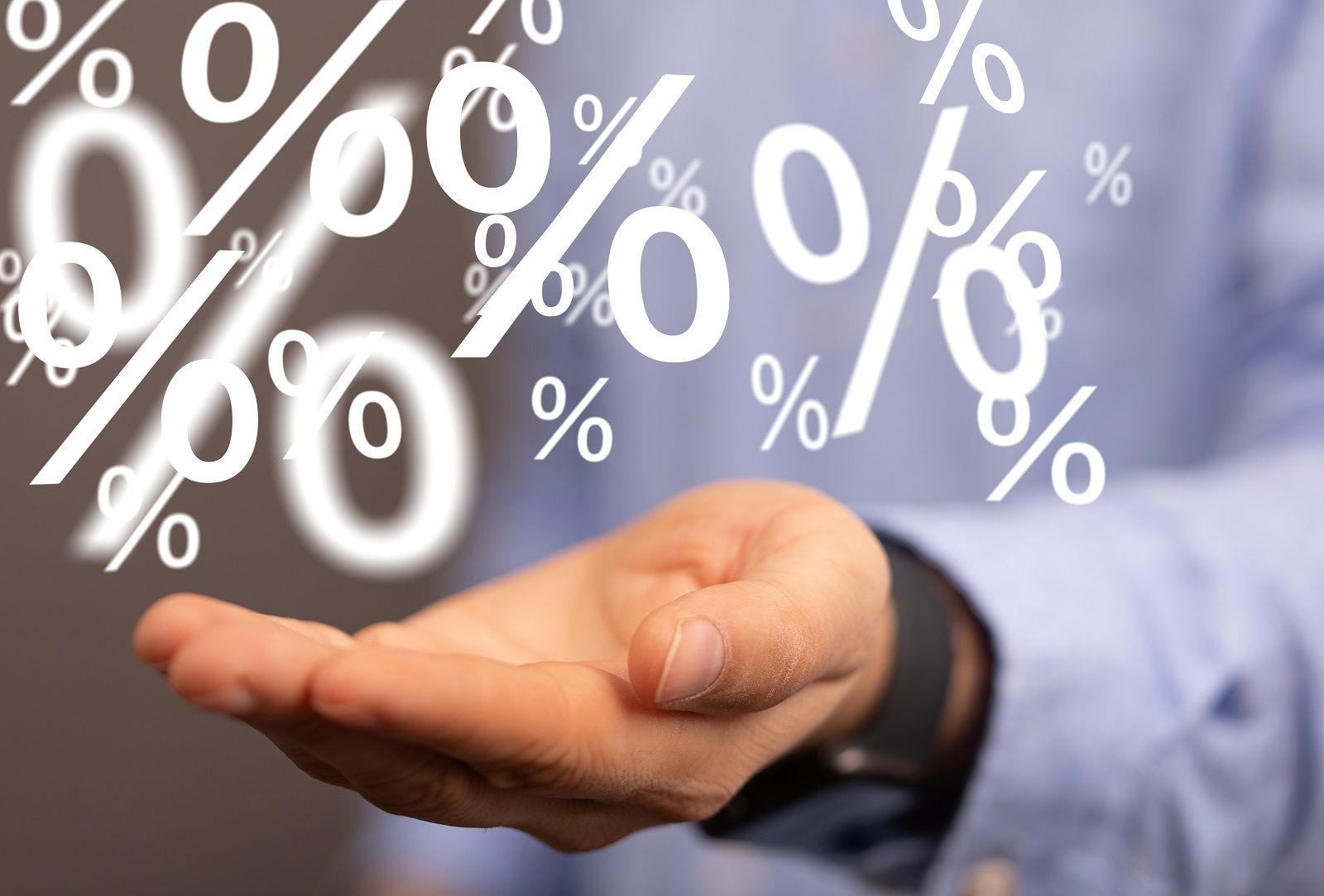 Prozente schweben über einer Hand
